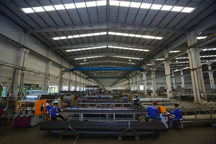 Heat sink packaging and logistics center